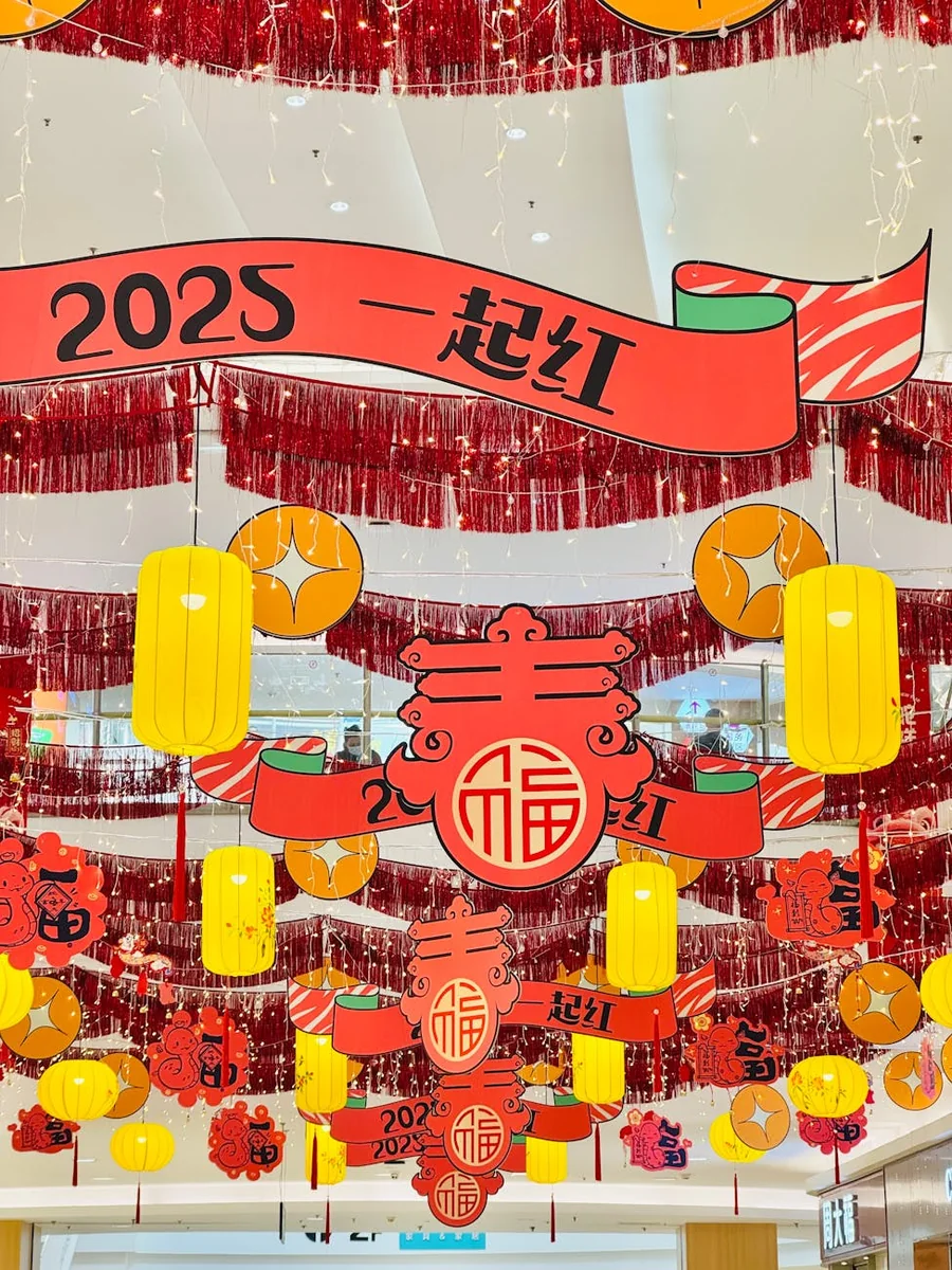 项目团队讨论监测数据与报告内容的工作场景